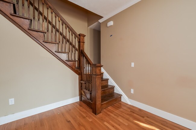 Building Photo - 422 Cadwell Ave NW