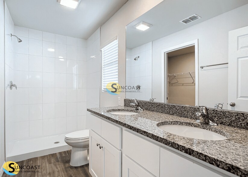 Building Photo - 122 NW 12th Pl