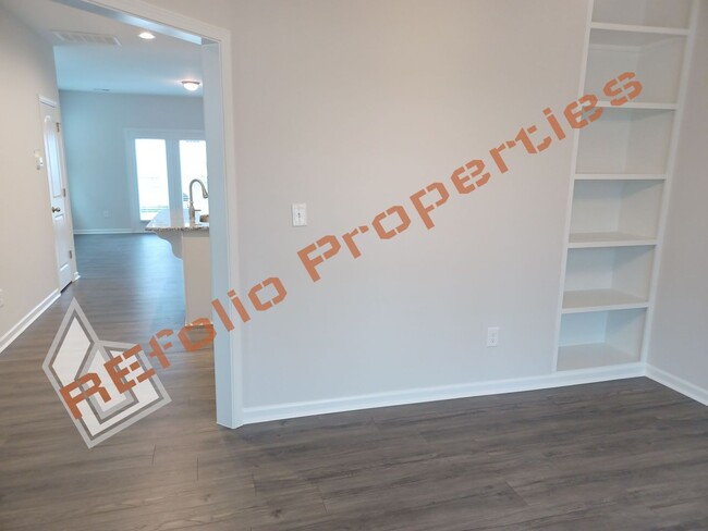 Building Photo - Beautiful 4BD 2.5BA Home w/Primary Suite o...