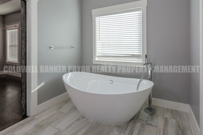 Building Photo - 9618 Shooting Star Cir