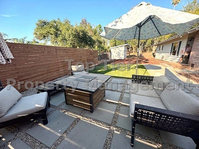 Building Photo - 3 Bed/ 2 Bath Spacious Family Home with Su...