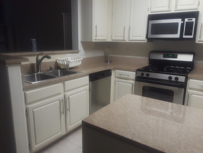Building Photo - Tanamera One bedroom Unit Available