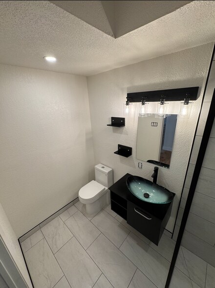 Building Photo - 720 Oakwood Ave