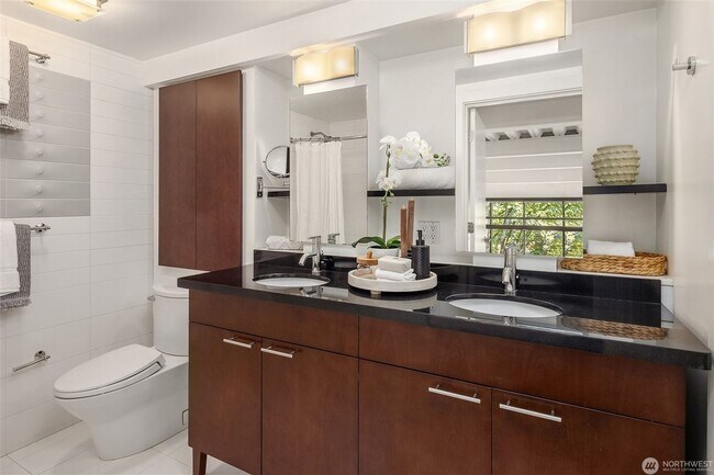 Building Photo - 1Bd/1.5Ba Seattle Condo