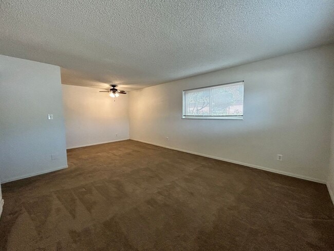 Building Photo - 140 E Highline Cir