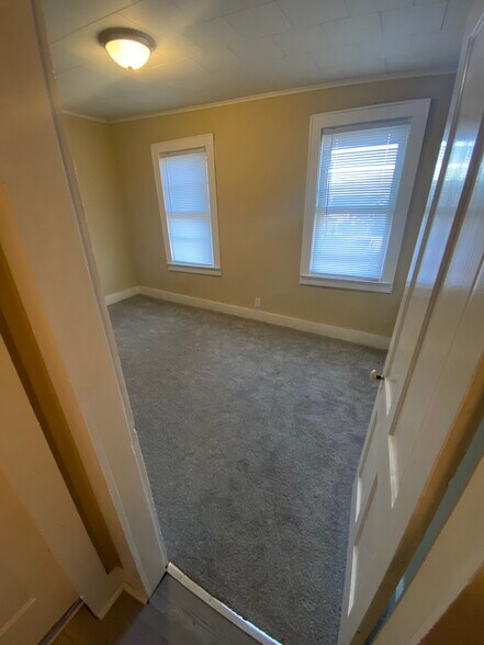 Building Photo - 305 N Everett Ave