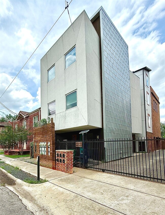 Primary Photo - 1311 Isabella St