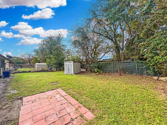 Building Photo - 122 Drew Ave