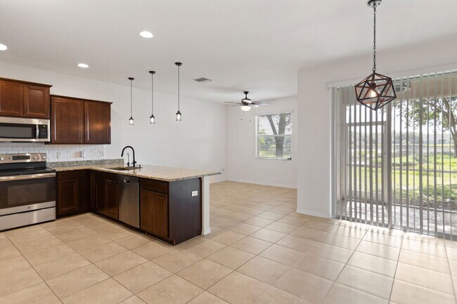 Building Photo - 3840 Silverlake Way