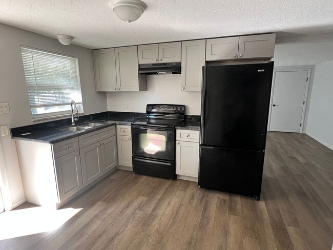 Building Photo - 2/1 Duplex in Punta Gorda