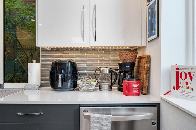 Building Photo - 673 Belmont Pl E