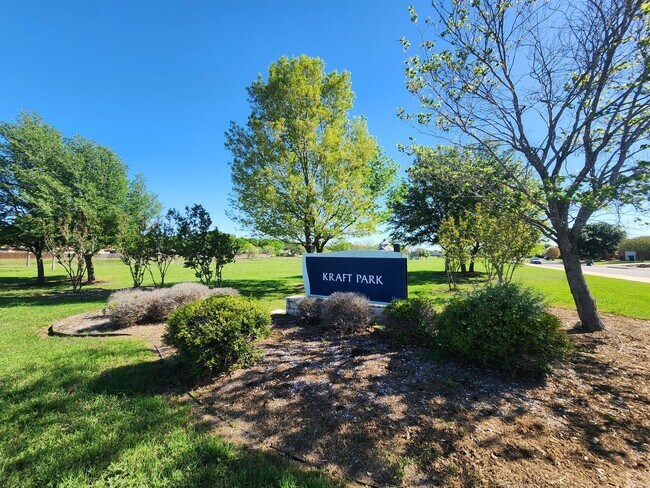 Building Photo - Large Fenced in Backyard in NBISD /Walk to Kraft Park /  Fridge Included  / Pet Friendly / Off Co...