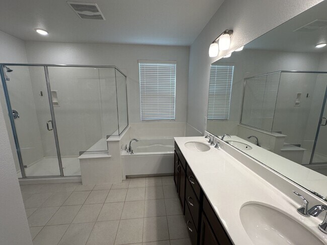 Building Photo - Beautiful 4 Bed, 3 Bath Home in Perfect Tracy Location