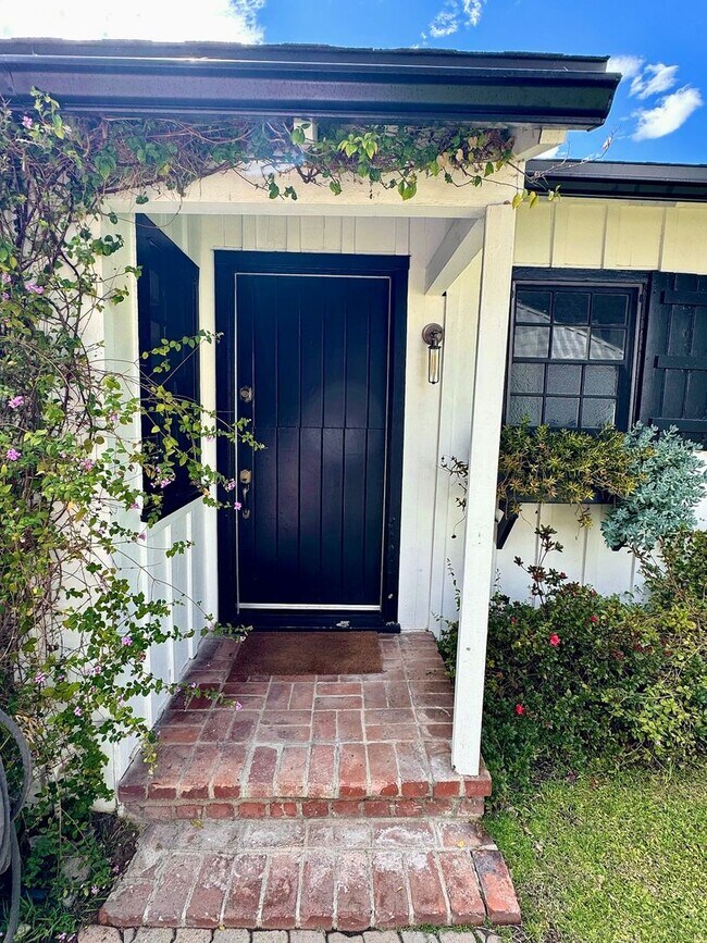 Building Photo - 2828 Laurel Canyon Pl