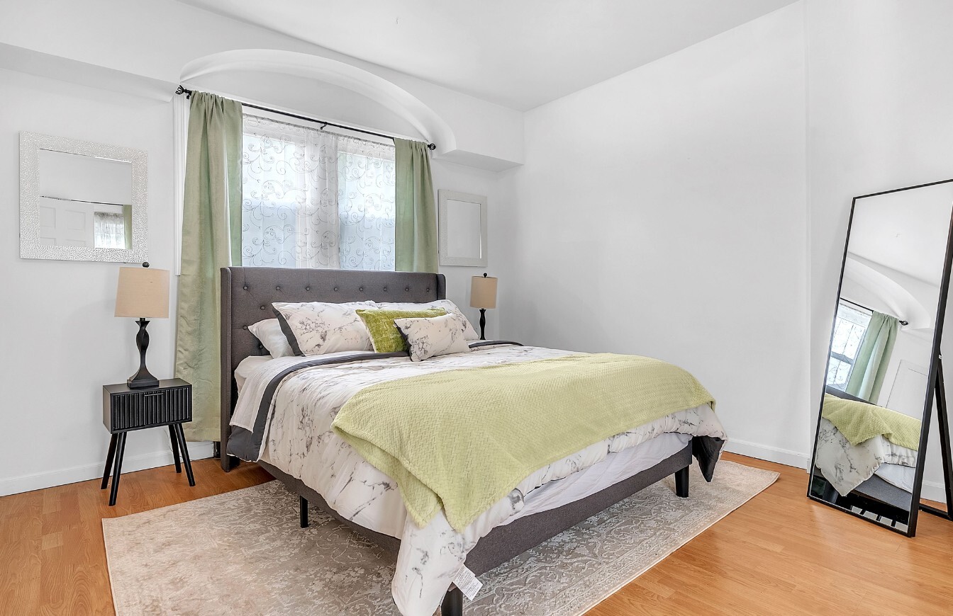 Building Photo - 139 Center St