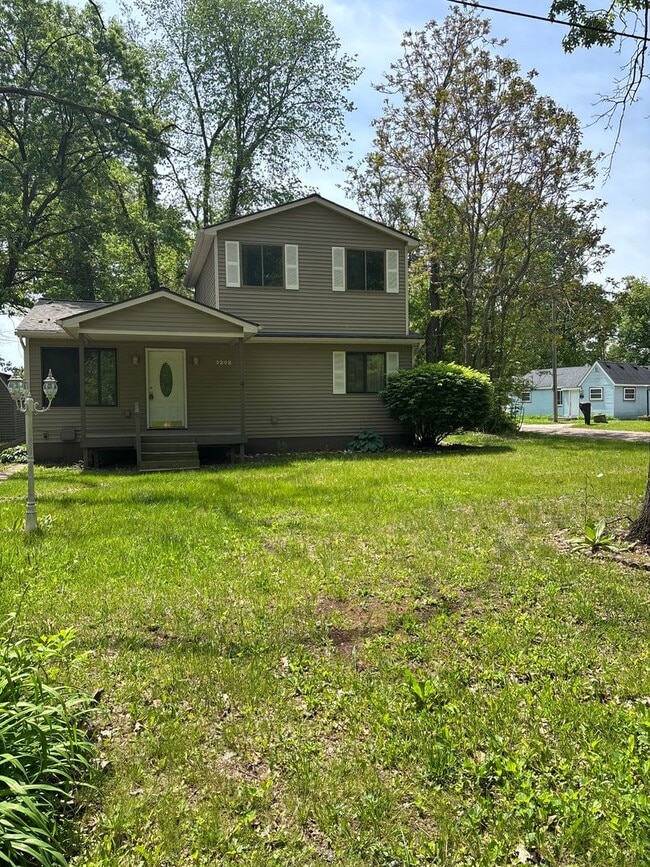 Building Photo - FRESHLY PAINTED, UPDATED BEAUTIFUL 3 BEDROOM/2 BATH HOUSE