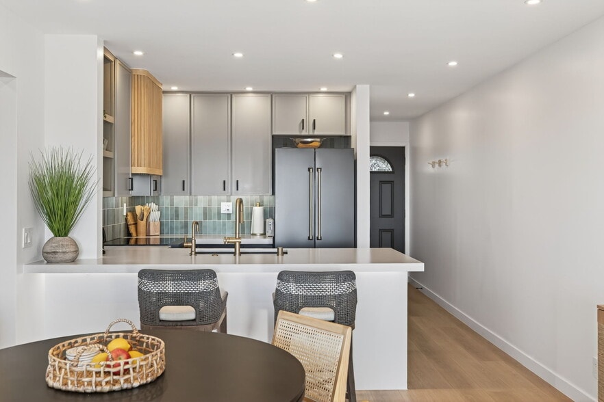 Building Photo - 218 E Surfside Dr