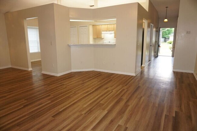 Building Photo - 3 Bedroom Home With Garage