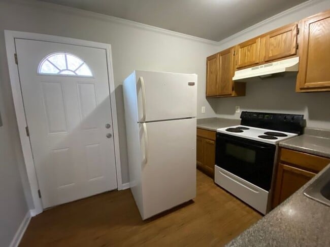 Building Photo - 1 Bedroom Renovated Duplex Unit - Great Location, Backyard