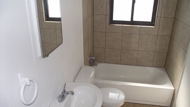 Building Photo - Northeast El Paso 3 bed with Refrig A/C
