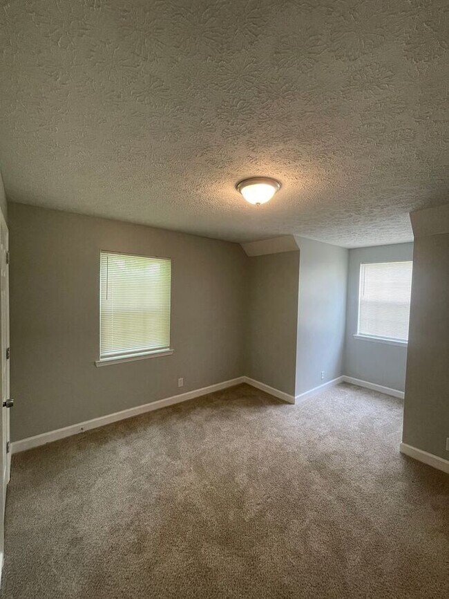 Building Photo - Comfortable 4-Bedroom Home in a Convenient...