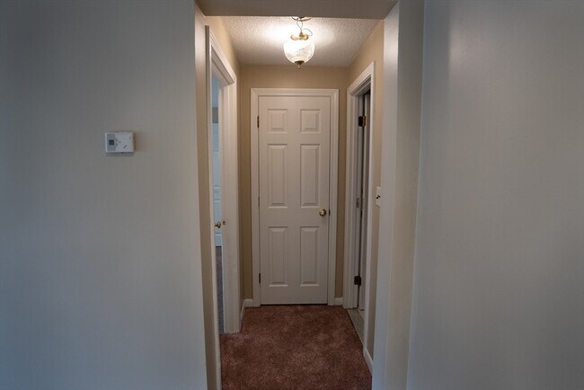 Building Photo - 6 Hallmark Gdns