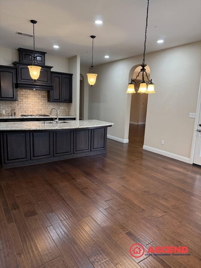 Building Photo - Stunning 4 bedroom + office in Seven Oaks!