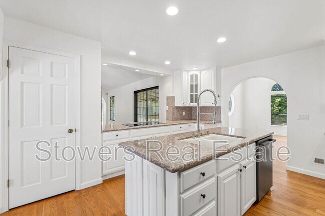 Building Photo - 1121 Douglas Ct