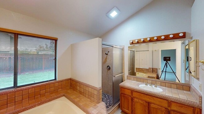 Building Photo - Well-maintained 3x2 single-family Windsor home