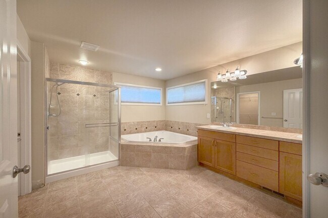 Building Photo - 5Bd/2.75Ba Sammamish Home