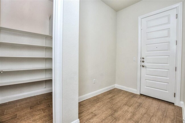 Building Photo - 10604 Lavon Bend