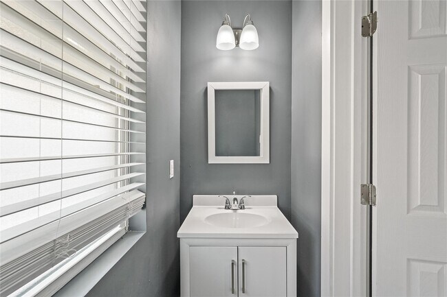 Building Photo - 2116 Bidwell Dr