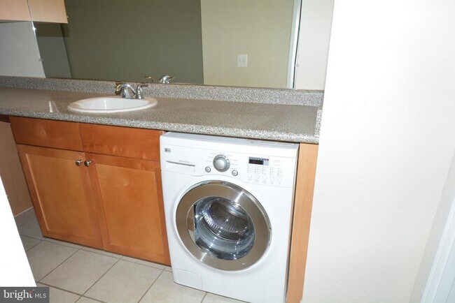 Building Photo - 75 S Reynolds St