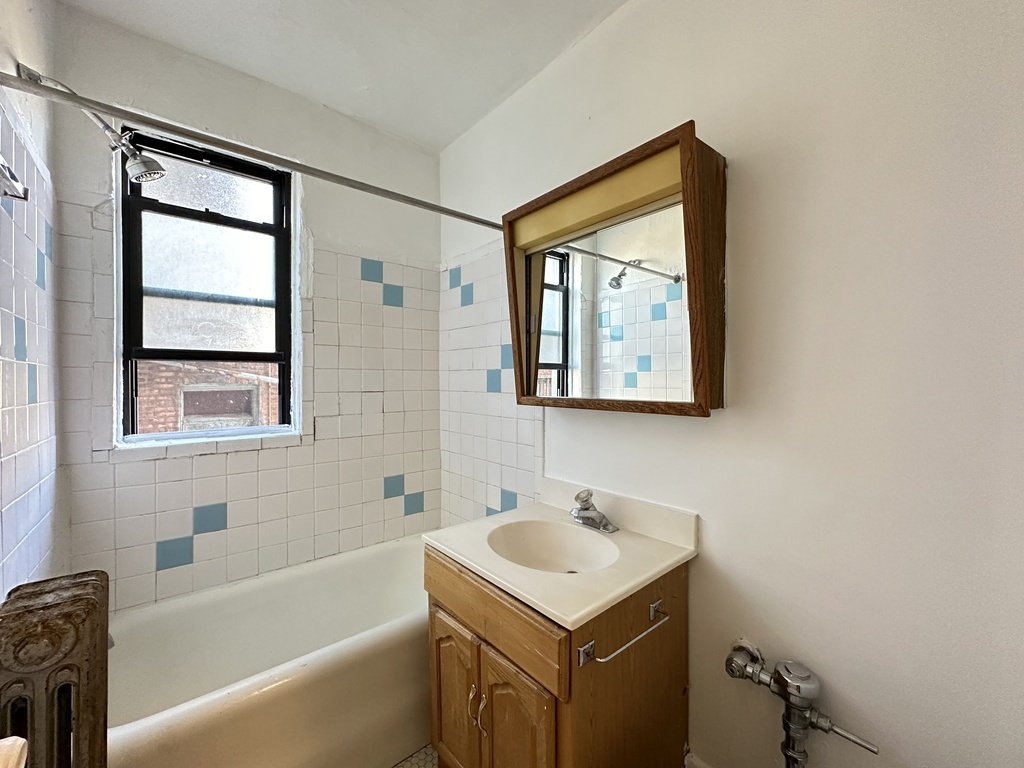 Building Photo - 714 W Belmont Ave