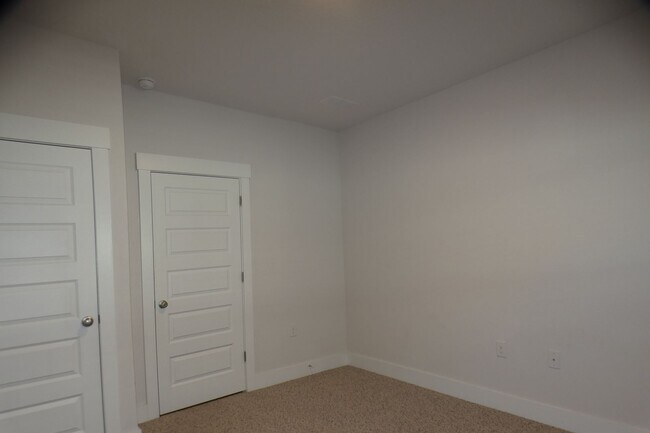 Building Photo - 4-Bedroom Home - Community Pool