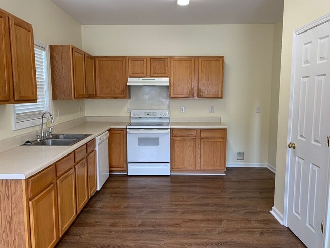 Building Photo - SPACIOUS HOME WITH DOWNSTAIRS PRIMARY BEDROOM AND BATH- LAKE WHEELER/ FARMER'S MARKET AREA