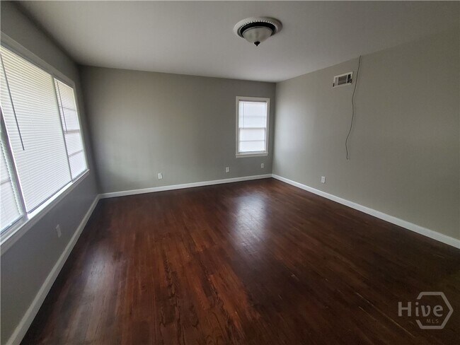 Building Photo - 2261 Mason Dr
