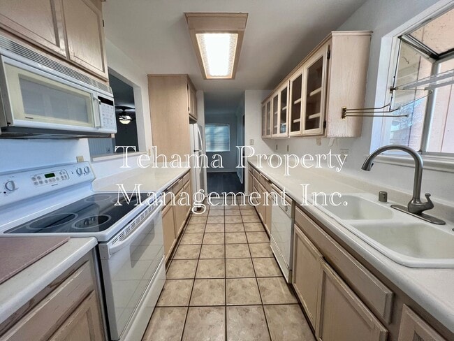 Building Photo - Beautiful 3 bedroom 2 bath home in Red Bluff