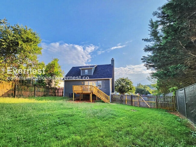 Building Photo - 3 Bed, 3 Bath with Fenced Yard & Garage / Pet-Friendly / Available Now!