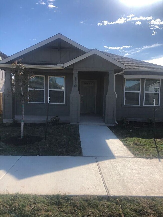 Building Photo - -=Available April 2026=-  4BR/2BA w/ Fenced Yard + Covered Parking in Hutto, TX