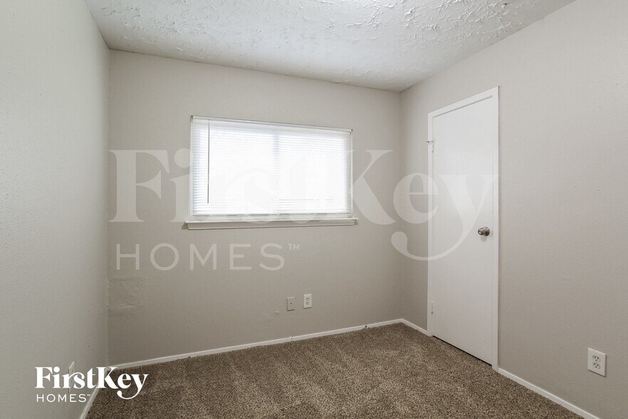 Building Photo - 22219 Diane Dr