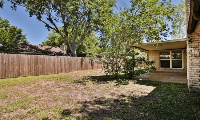 Building Photo - 833 Lakeview Dr