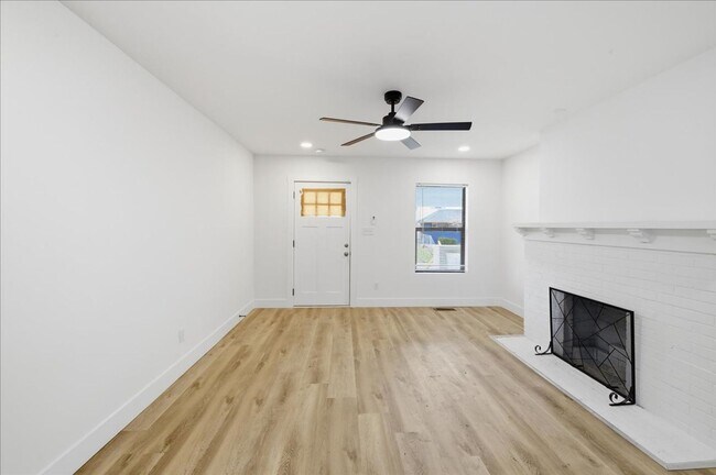 Building Photo - 1038 N Parker Ave