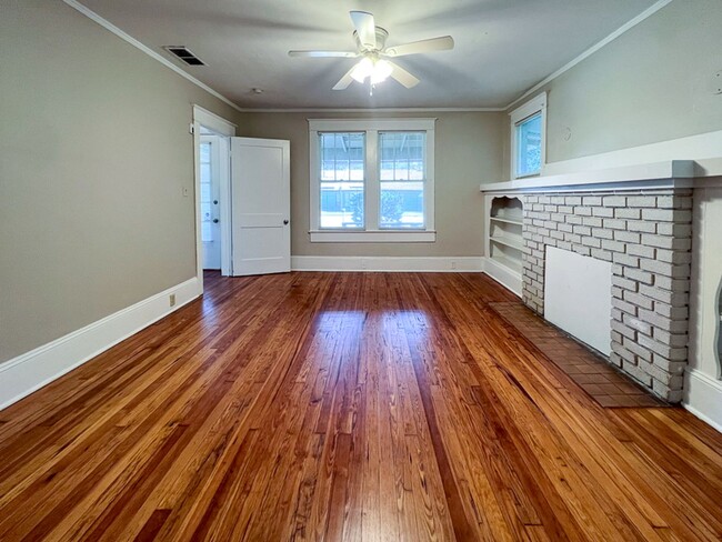 Building Photo - PET FRIENDLY Recently Updated 4-Bedroom, 3...