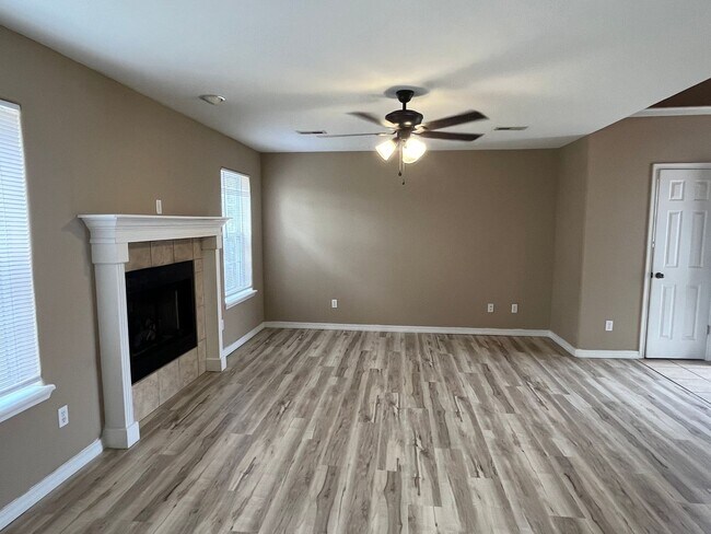 Building Photo - COMING SOON 3 Bedrooms 3 Bathrooms AND A 3...