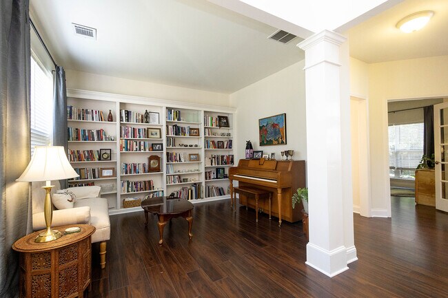 Building Photo - 301 Knowle Pl