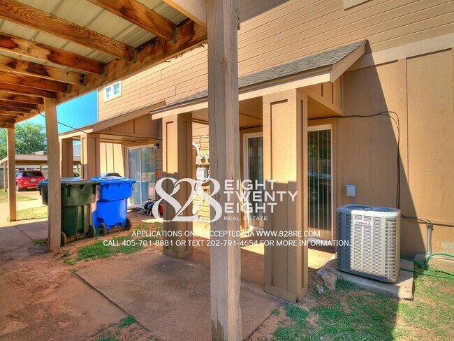 Building Photo - Spacious 2 Bed/1.5 Bath Norman Townhome Du...