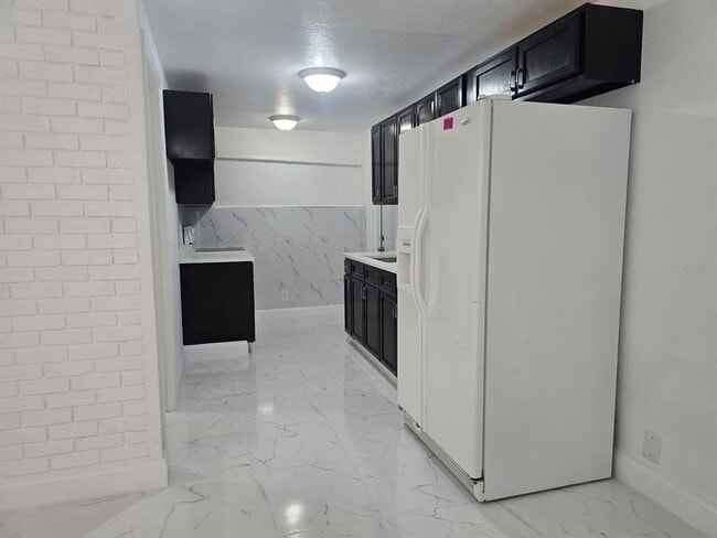 Building Photo - 1813 Hacienda Way