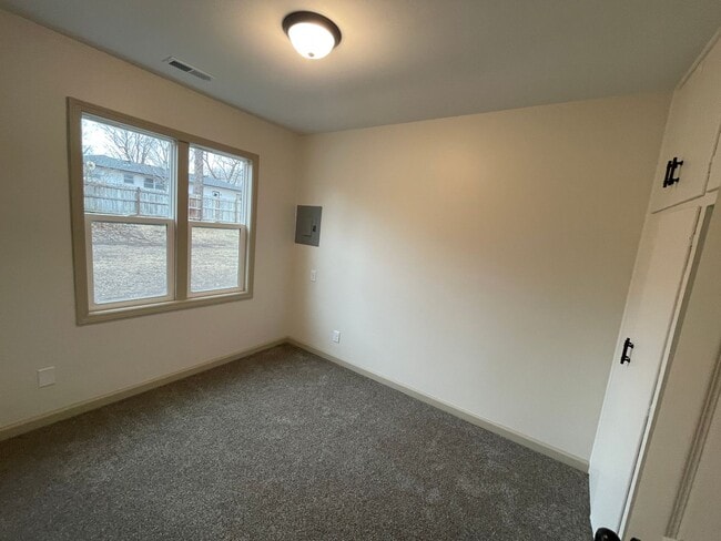 Building Photo - Update 3 Bed/1 Bath Home!