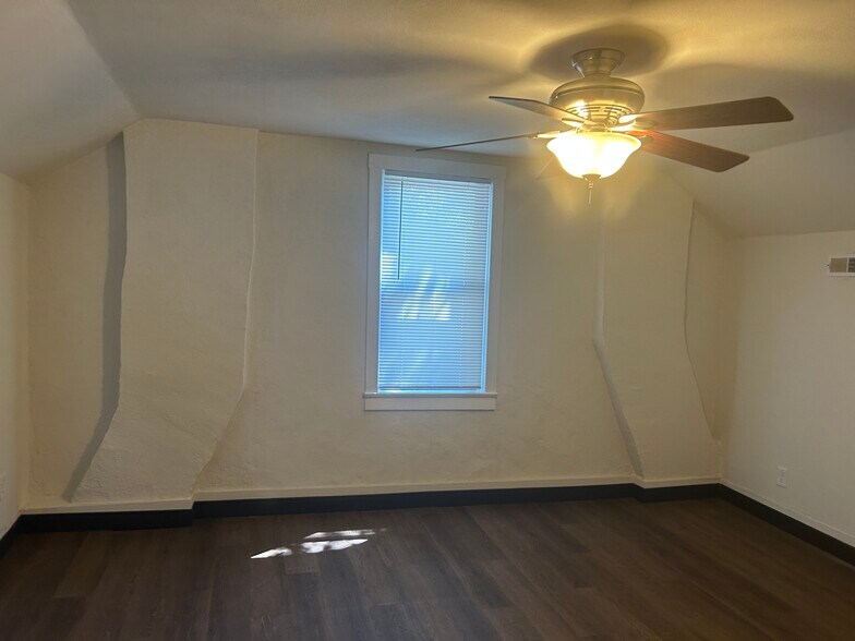 Building Photo - 404 Flower St